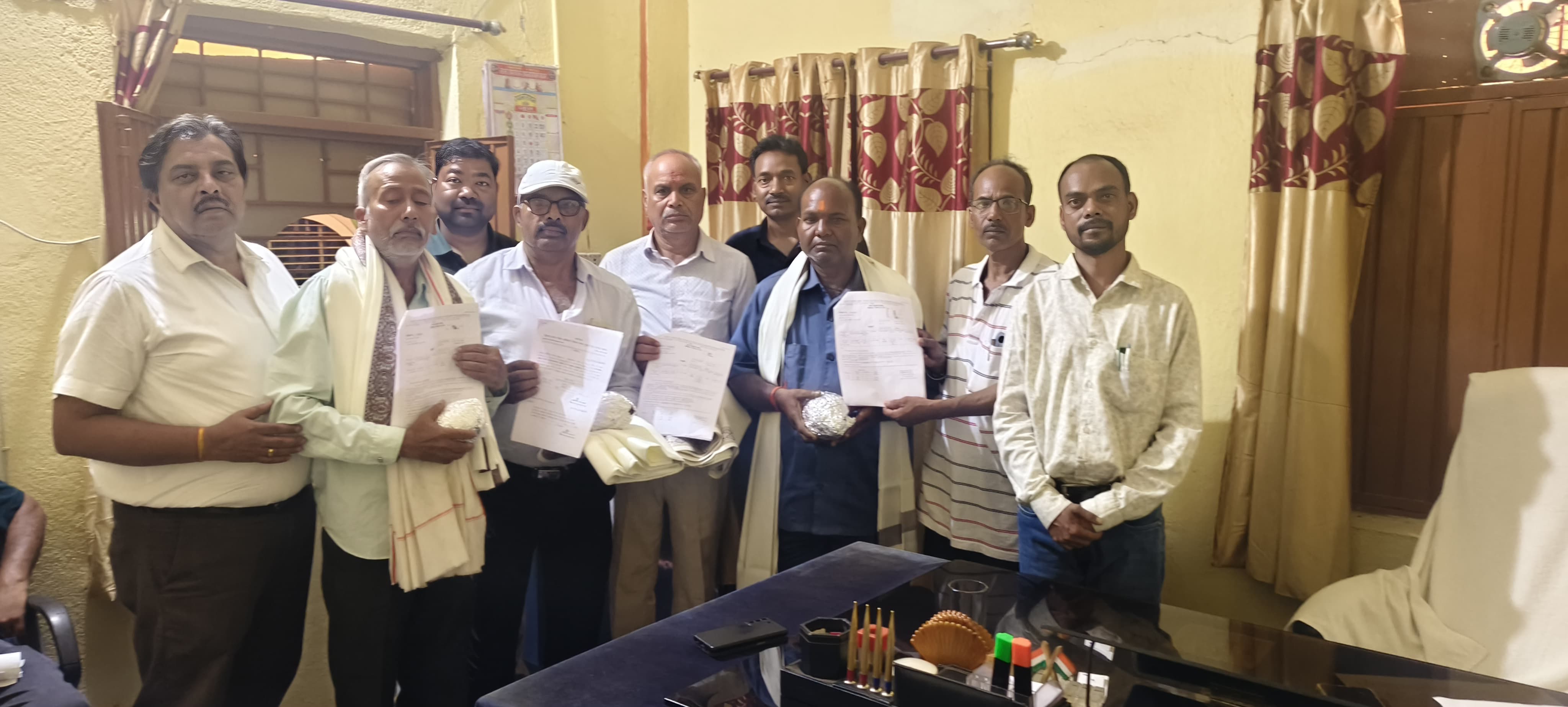 सेवा अवधि पूर्ण होने पर शिक्षक एवं भृत्य को दी गई गरिमापूर्ण भावभीनी विदाई